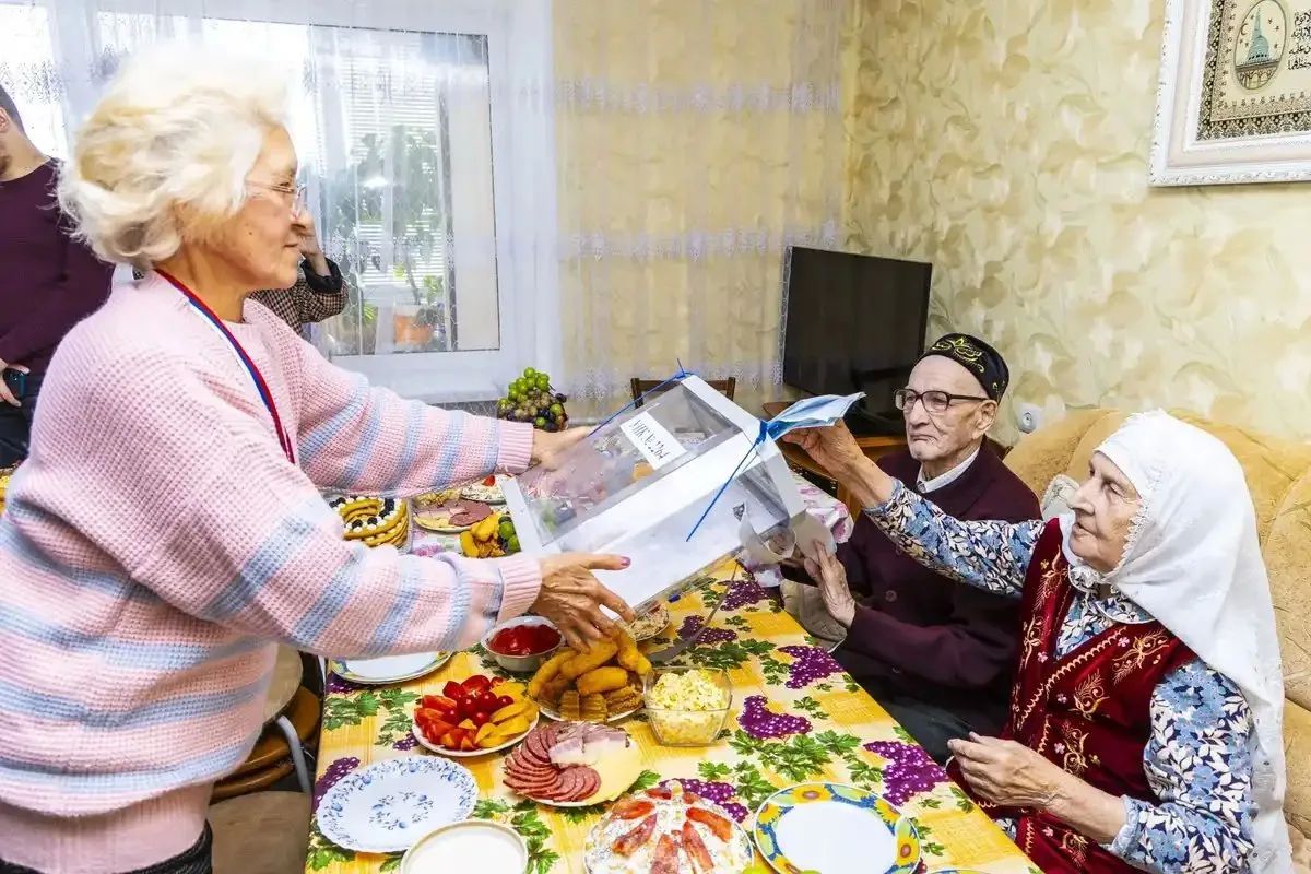 В Нижнекамском районе житель села Большое Афанасово Габделвахап Салахов отметил 90-летие и в этот же праздничный день исполнил свой гражданский долг В Нижнекамском районе житель села Большое Афанасово Габделвахап Салахов отметил 90-летие и в этот же праздничный день исполнил свой гражданский долг