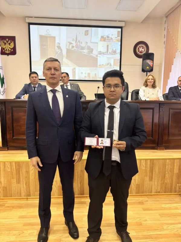 Добро пожаловать в команду! Министр экологии Азат Зиганшин вручил служебные удостоверения новым сотрудникам ведомства Добро пожаловать в команду! Министр экологии Азат Зиганшин вручил служебные удостоверения новым сотрудникам ведомства