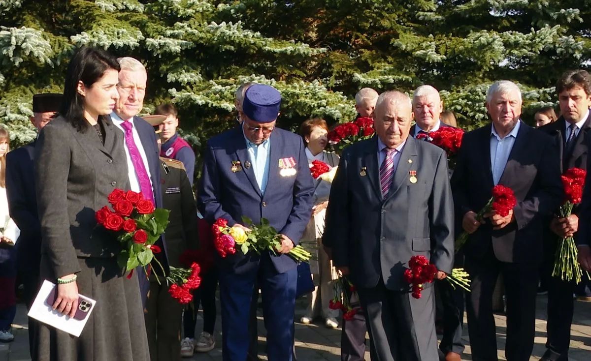 Сотни горожан сегодня приехали почтить память первостроителей, героев труда, посвятивших себя Нижнекамску