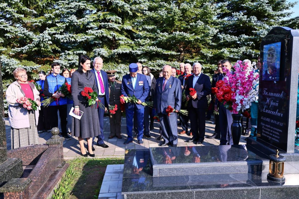 Цветы для основателей: в день юбилея Нижнекамска почтили память первостроителей Цветы для основателей: в день юбилея Нижнекамска почтили память первостроителей