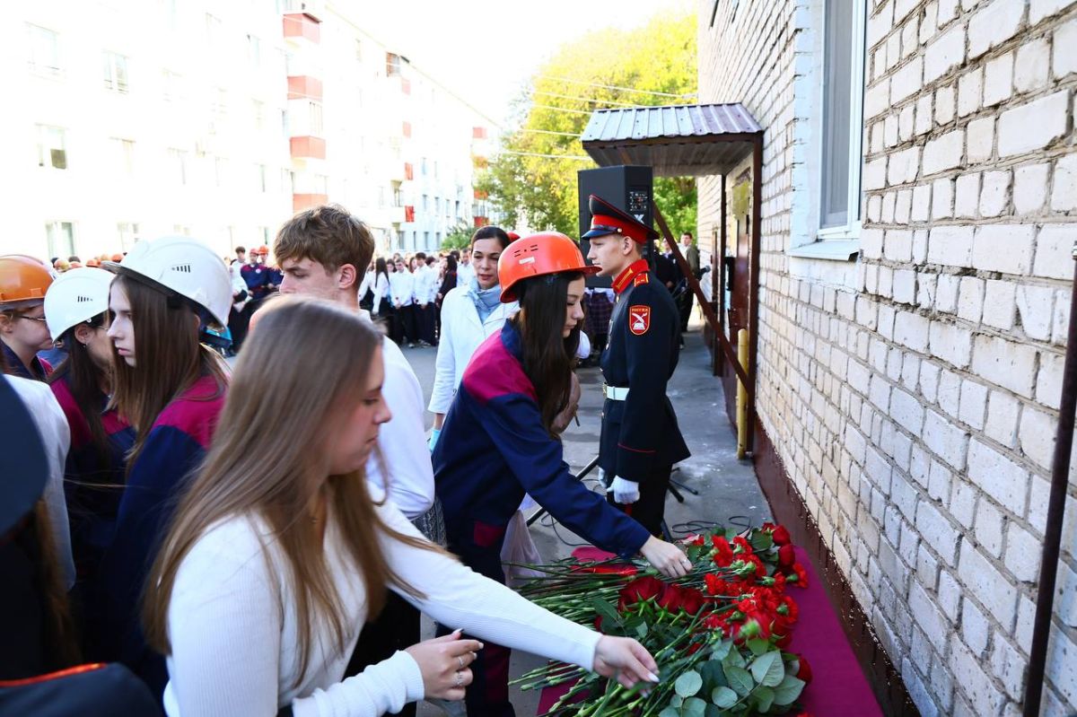 В Нижнекамске открыли мемориальные доски в честь первостроителей В Нижнекамске открыли мемориальные доски в честь первостроителей