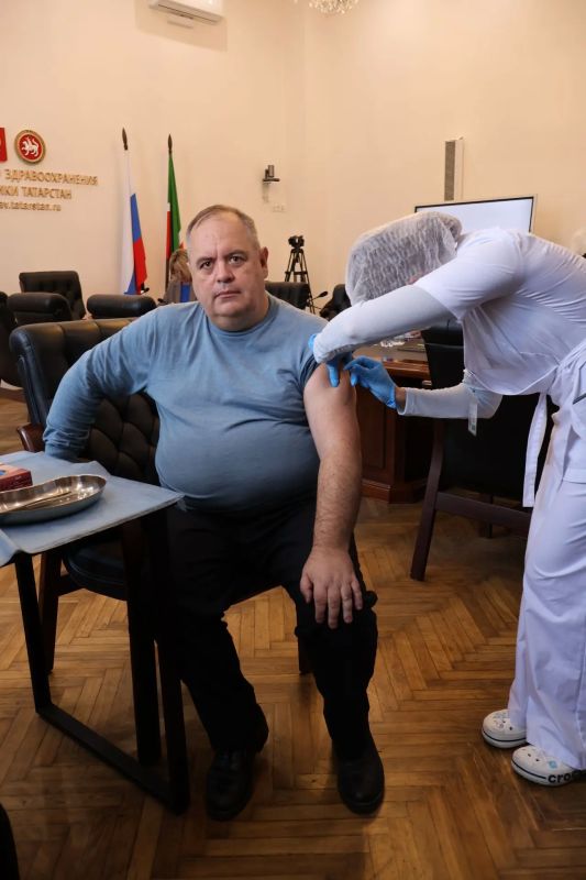 Сегодня в Минздраве Татарстана проходит вакцинация от гриппа Представители профильного ведомства своим примером показывают, что именно прививка является самым надежным способом защиты организма в преддверии традиционного... Сегодня в Минздраве Татарстана проходит вакцинация от гриппа Представители профильного ведомства своим примером показывают, что именно прививка является самым надежным способом защиты организма в преддверии традиционного...