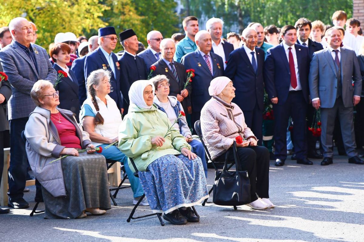 В Нижнекамске открыли мемориальные доски в честь первостроителей В Нижнекамске открыли мемориальные доски в честь первостроителей