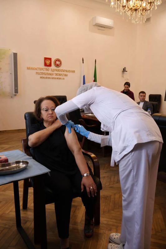 Сегодня в Минздраве Татарстана проходит вакцинация от гриппа Представители профильного ведомства своим примером показывают, что именно прививка является самым надежным способом защиты организма в преддверии традиционного... Сегодня в Минздраве Татарстана проходит вакцинация от гриппа Представители профильного ведомства своим примером показывают, что именно прививка является самым надежным способом защиты организма в преддверии традиционного...