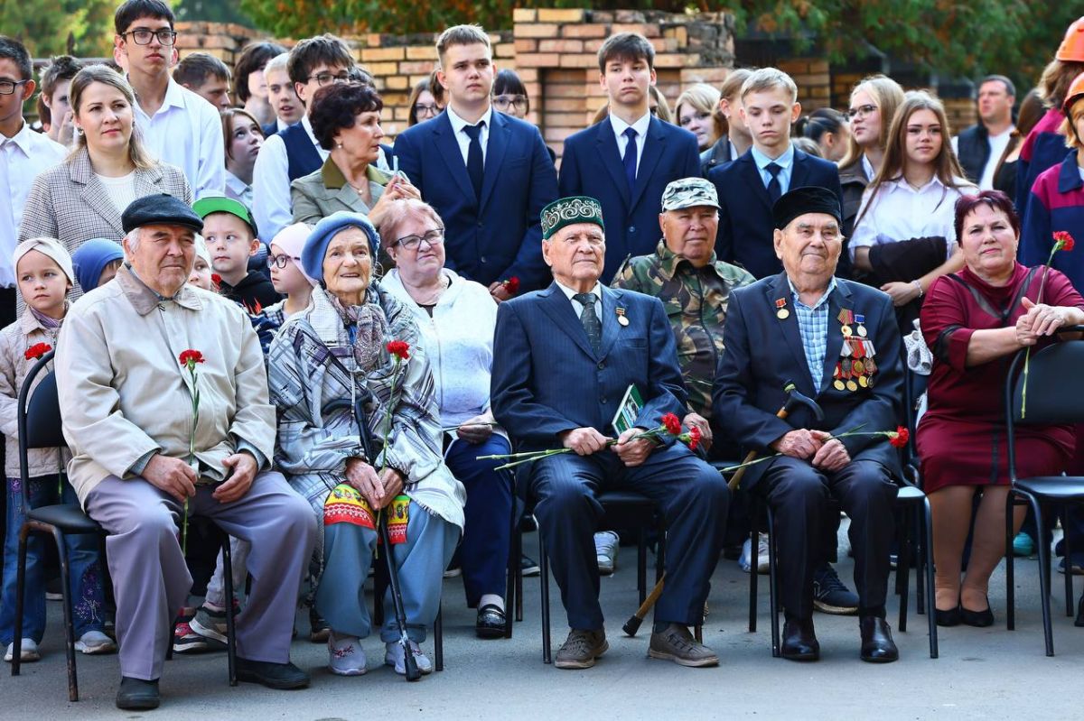 В Нижнекамске открыли мемориальные доски в честь первостроителей В Нижнекамске открыли мемориальные доски в честь первостроителей