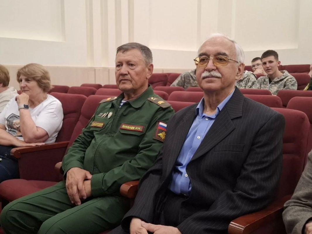 Житель Нижнекамска Ильяс Бикбаев сегодня официально признан Почетным радистом Житель Нижнекамска Ильяс Бикбаев сегодня официально признан Почетным радистом
