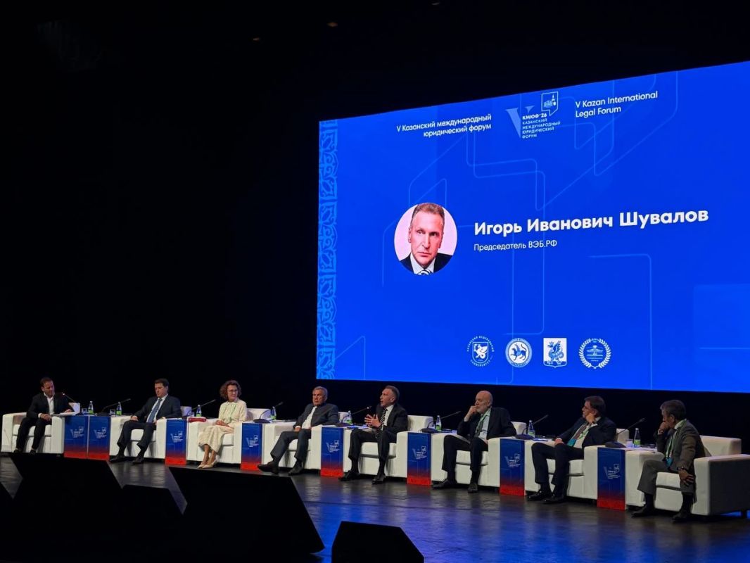 Председатель ВЭБ.РФ Игорь Шувалов и председатель комитета Госдумы по госстроительству и законодательству Павел Крашенинников приехали в Казань на КМЮФ