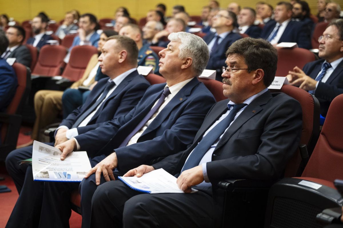 Рустам Минниханов провел заседание Совета директоров «Татнефтехиминвест-холдинга» Рустам Минниханов провел заседание Совета директоров «Татнефтехиминвест-холдинга»