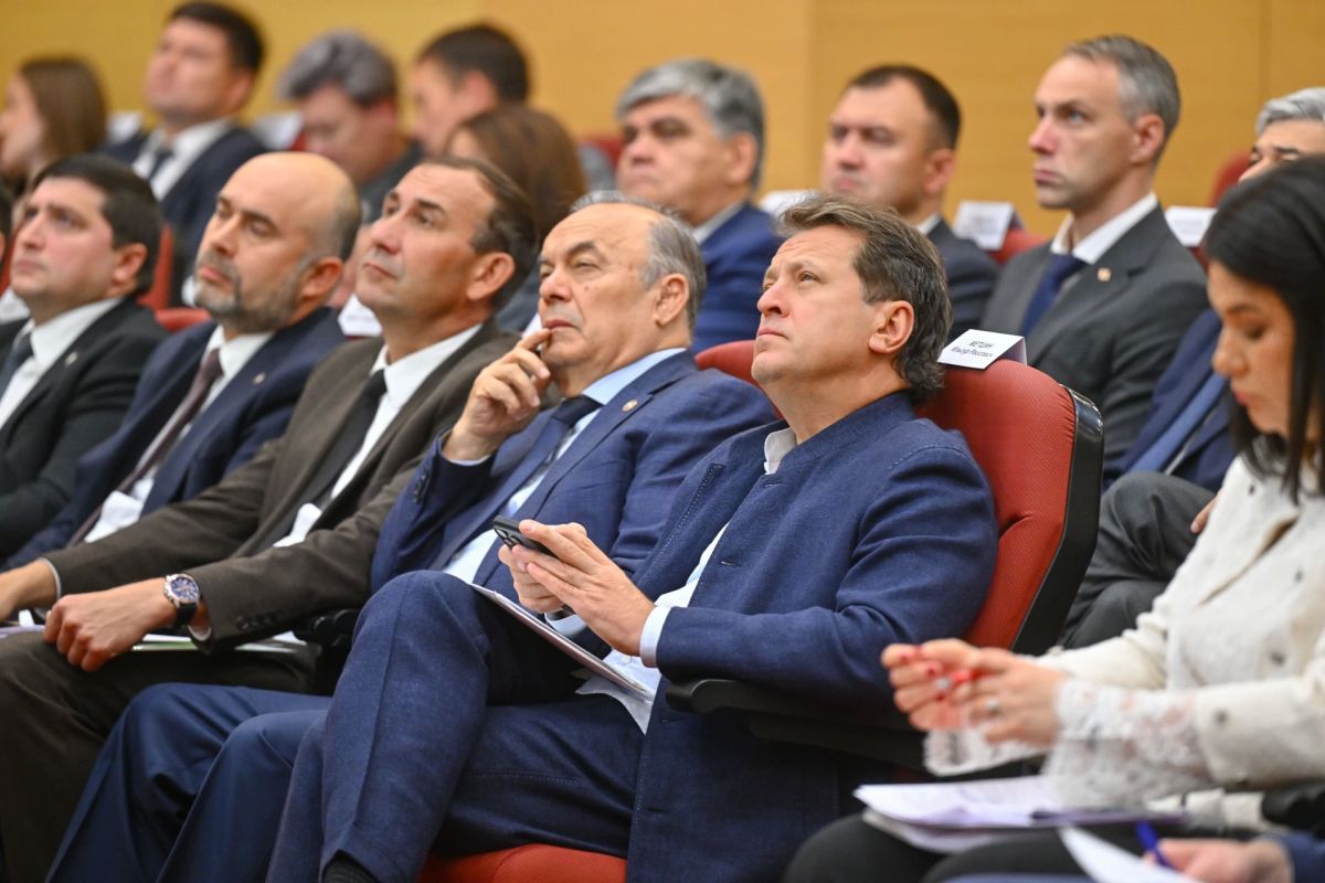 Рустам Минниханов провел заседание Инвестиционного совета Татарстана Рустам Минниханов провел заседание Инвестиционного совета Татарстана
