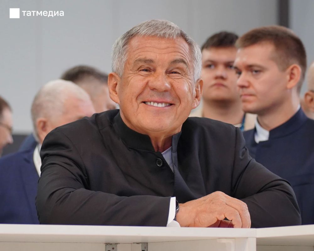Рустам Минниханов наградил медалью «Ана даны – Родительская слава» жительниц Татарстана