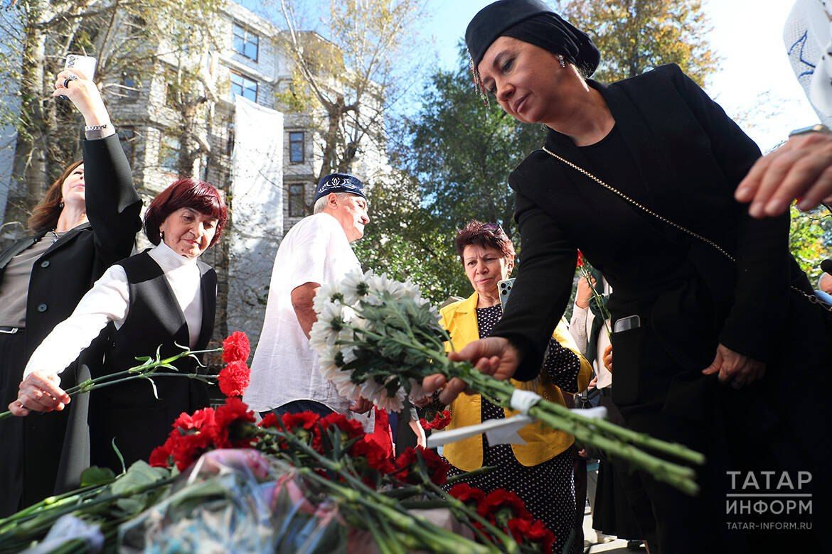 В Казани открыли мемориальную доску народному артисту РТ Абдулле Рахимкулову В Казани открыли мемориальную доску народному артисту РТ Абдулле Рахимкулову