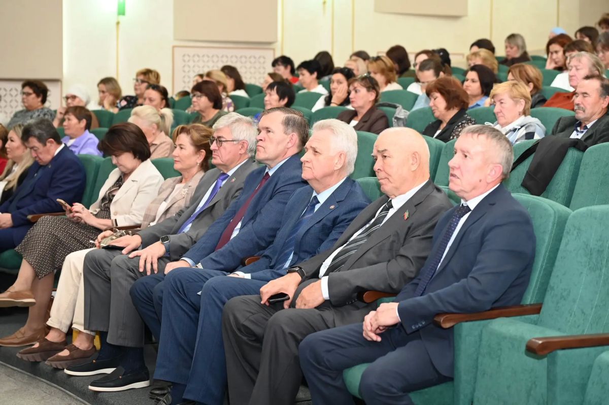 Фарид Мухаметшин: «Выездные заседания Совета Ассамблеи народов республики – это возможность увидеть реальную картину, услышать тех, кто ежедневно работает с вопросами межнациональных отношений» Фарид Мухаметшин: «Выездные заседания Совета Ассамблеи народов республики – это возможность увидеть реальную картину, услышать тех, кто ежедневно работает с вопросами межнациональных отношений»