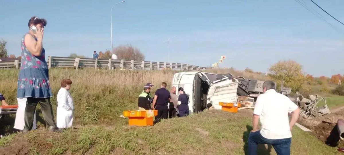На видео попала авария с бетономешалкой в Татарстане На видео попала авария с бетономешалкой в Татарстане