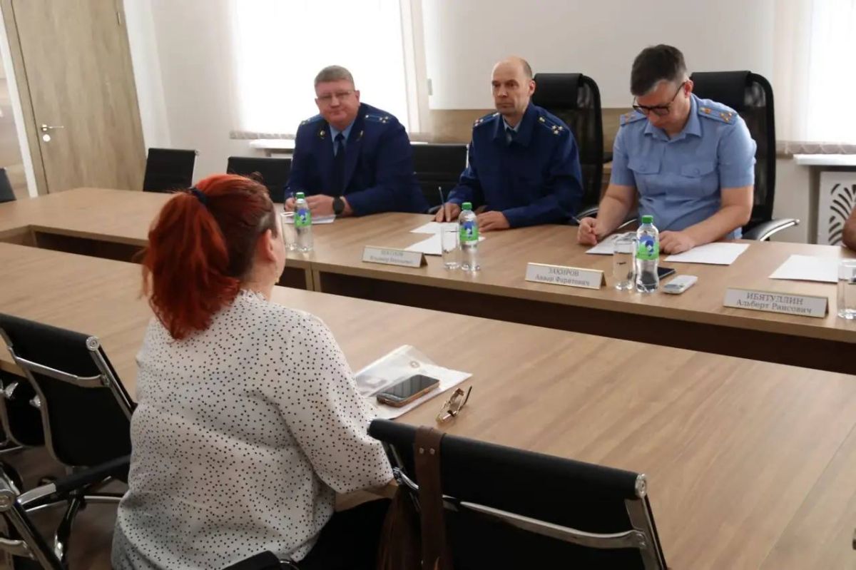 Заместитель прокурора Республики Татарстан Владимир Посохов совместно с руководителем ГУФССП России по Республике Татарстан Анваром Закировым провели совместный прием граждан по вопросам соблюдения законодательства об...
