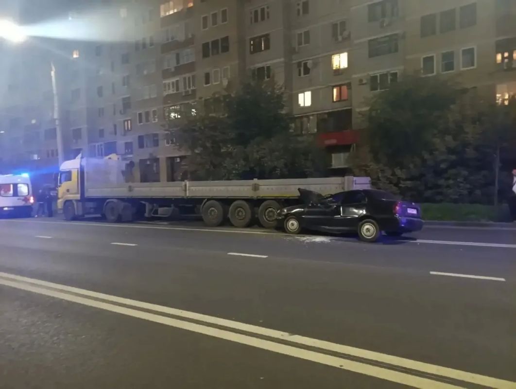 Сегодня в Казани на ул. Восстания, по предварительным данным, нетрезвый водитель автомобиля Chevrolet совершил наезд на стоящий грузовой автомобиль