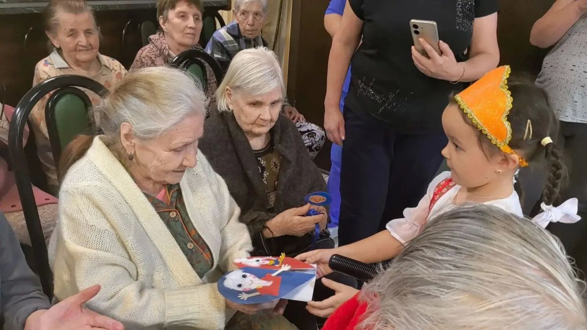 Когда маленькие руки дарят большое тепло: казанские дошколята выступили в доме престарелых Когда маленькие руки дарят большое тепло: казанские дошколята выступили в доме престарелых
