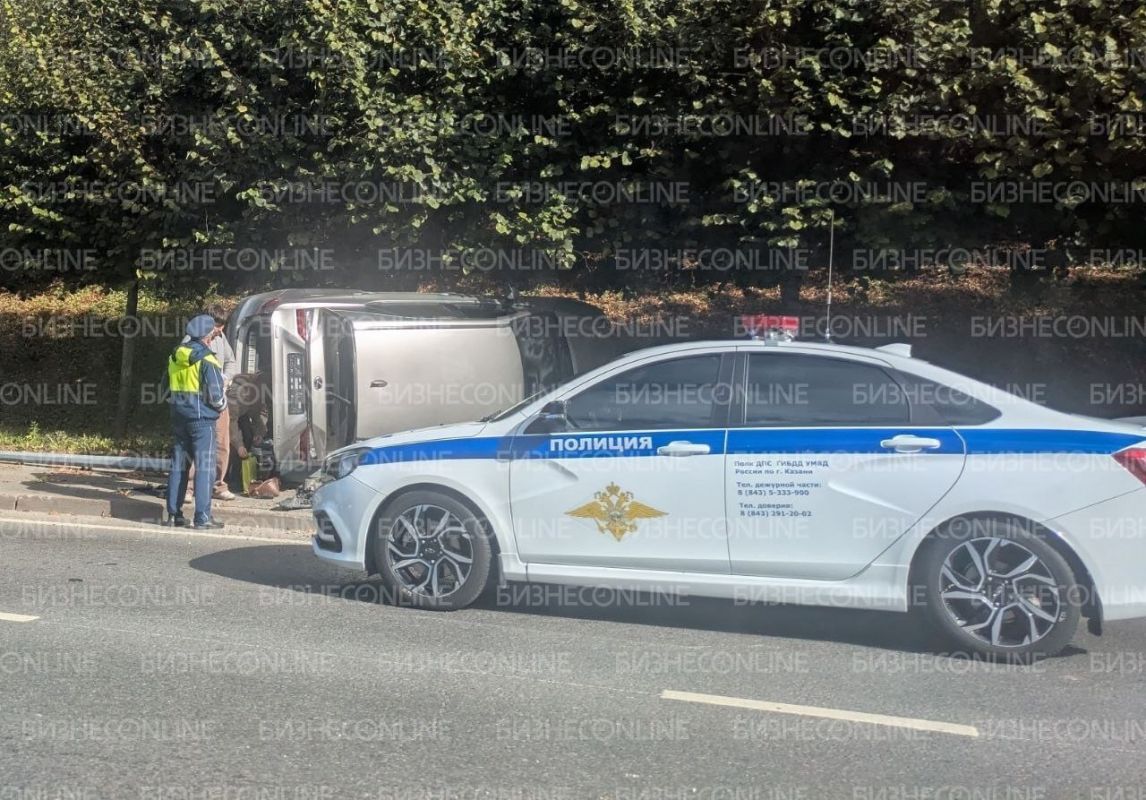 На Оренбургском тракте Lexus вылетел с дороги и снес столб