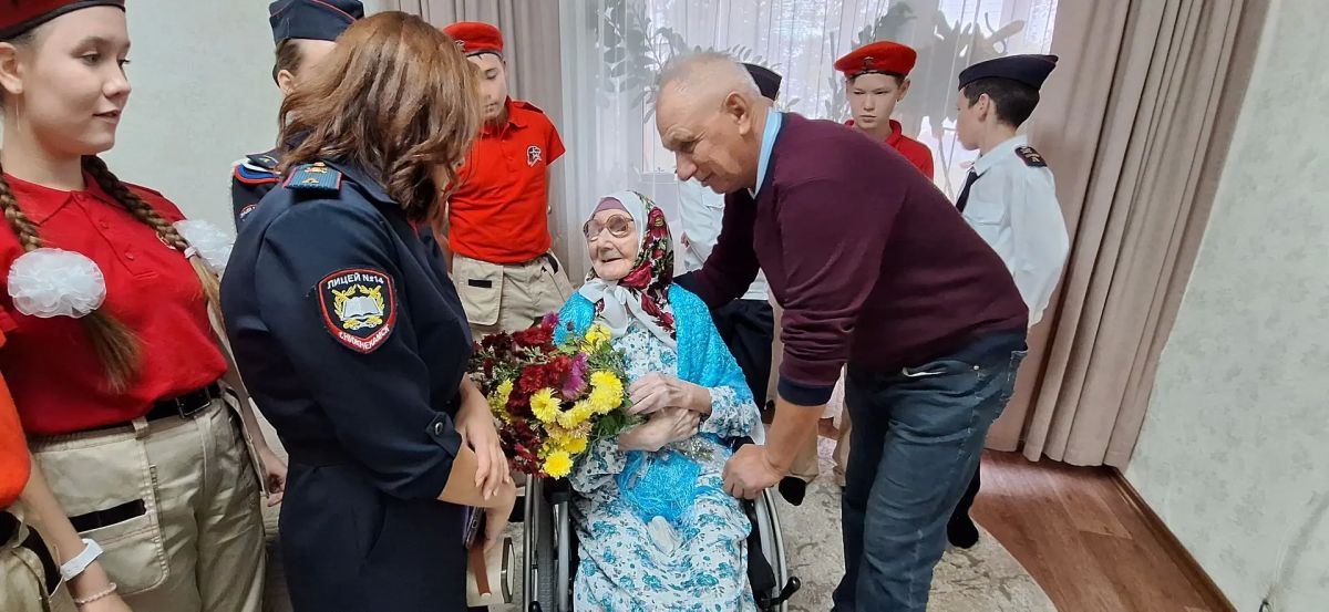 Мэр Нижнекамска Радмир Беляев, председатель СТОС и юнармейцы лицея № 14 поздравили долгожительницу Махимур Закрутдинову с Днем пожилых людей Мэр Нижнекамска Радмир Беляев, председатель СТОС и юнармейцы лицея № 14 поздравили долгожительницу Махимур Закрутдинову с Днем пожилых людей