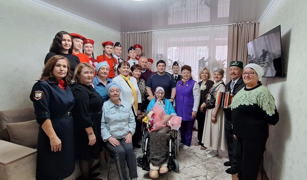 Мэр Нижнекамска Радмир Беляев, председатель СТОС и юнармейцы лицея № 14 поздравили долгожительницу Махимур Закрутдинову с Днем пожилых людей