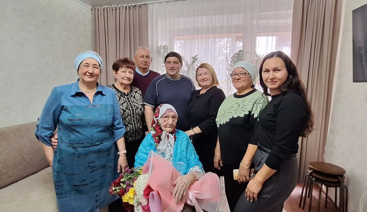 Мэр Нижнекамска Радмир Беляев, председатель СТОС и юнармейцы лицея № 14 поздравили долгожительницу Махимур Закрутдинову с Днем пожилых людей Мэр Нижнекамска Радмир Беляев, председатель СТОС и юнармейцы лицея № 14 поздравили долгожительницу Махимур Закрутдинову с Днем пожилых людей