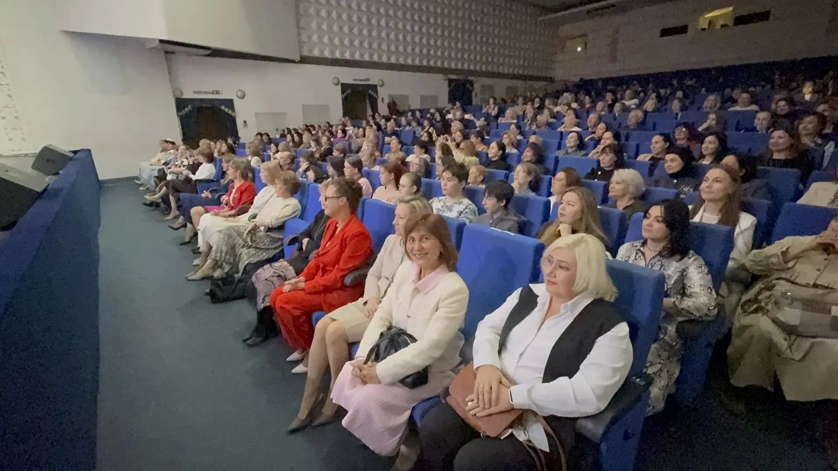 В Доме народного творчества проходит праздничный концерт, приуроченный ко Дню учителя В Доме народного творчества проходит праздничный концерт, приуроченный ко Дню учителя