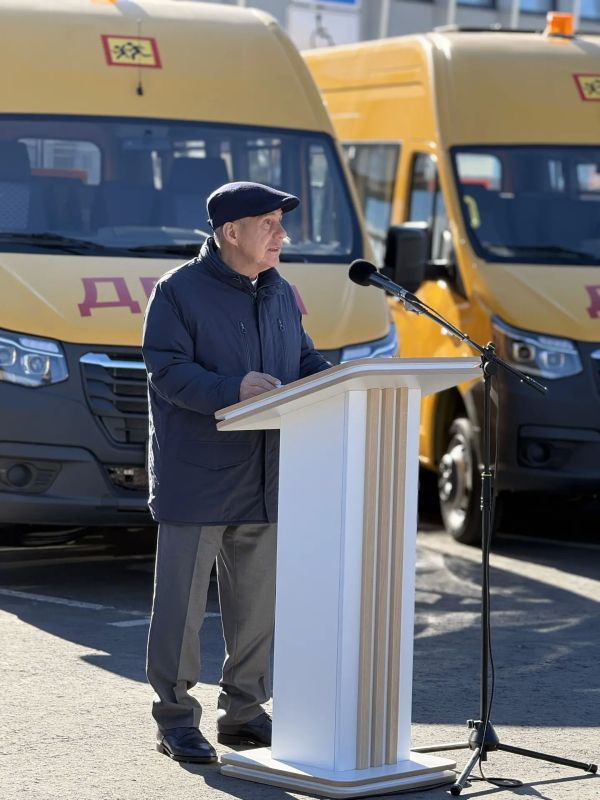 Рустам Минниханов передал новые школьные автобусы муниципалитетам Татарстана Рустам Минниханов передал новые школьные автобусы муниципалитетам Татарстана