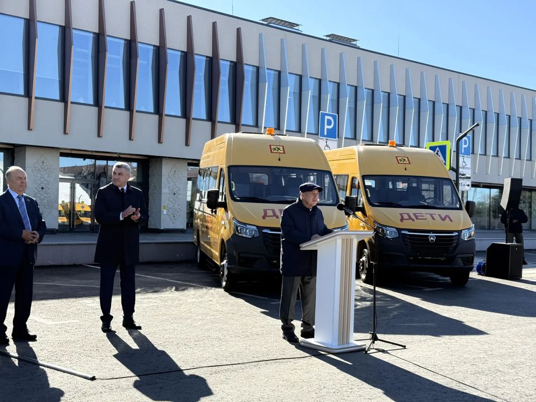 Рустам Минниханов передал новые школьные автобусы муниципалитетам Татарстана Рустам Минниханов передал новые школьные автобусы муниципалитетам Татарстана