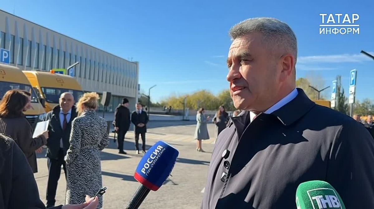 Рустам Минниханов в День учителя вручил ключи от новых школьных автобусов