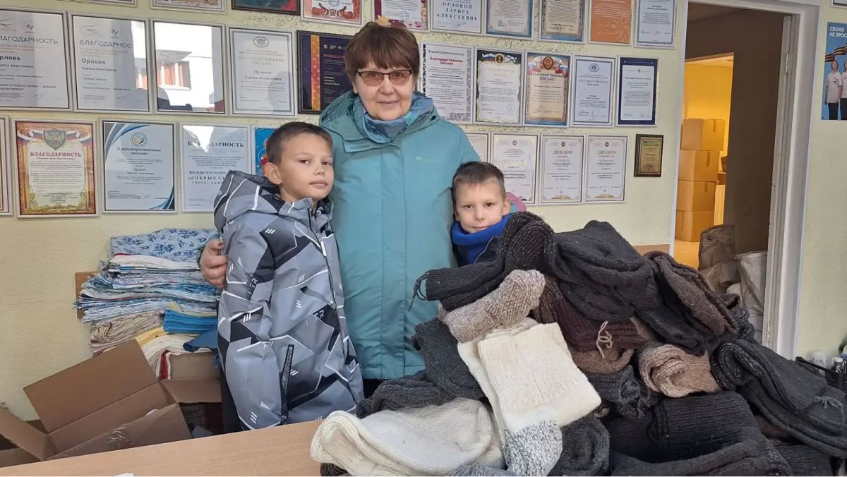 Сегодня жительница Нижнекамска Ирина Дмитриева принесла в пункт сбора гумпомощи 54 пары шерстяных носков, которые вязала вручную с апреля