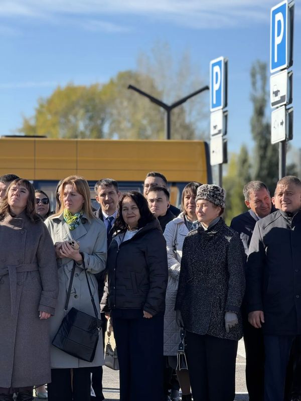 Рустам Минниханов передал новые школьные автобусы муниципалитетам Татарстана Рустам Минниханов передал новые школьные автобусы муниципалитетам Татарстана