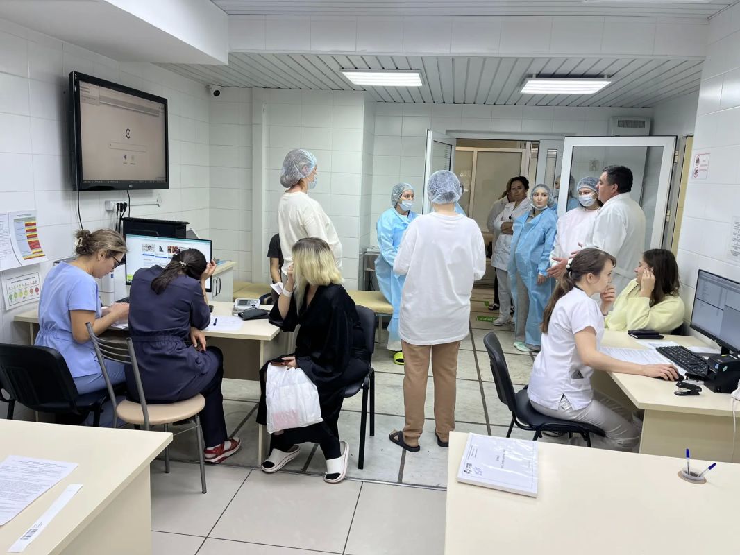 Экскурсия в роддом от первого лица: главный врач КДМЦ ответил на вопросы будущих мам Давайте честно. Что мы делаем, когда хотим узнать о родах? Открываем интернет. А там — сотни форумов, страшилок и противоречивых советов. В... Экскурсия в роддом от первого лица: главный врач КДМЦ ответил на вопросы будущих мам Давайте честно. Что мы делаем, когда хотим узнать о родах? Открываем интернет. А там — сотни форумов, страшилок и противоречивых советов. В...