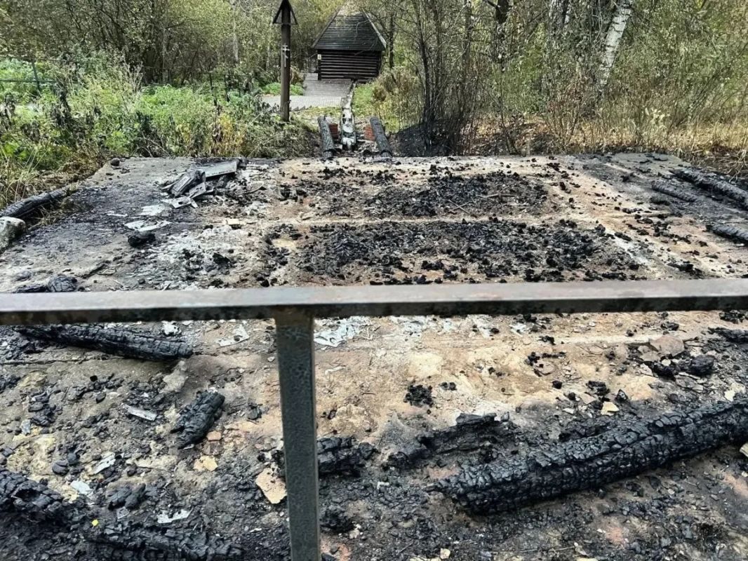 Место молитв превратилось в пепел: Часовню Святого Пантелеимона сожгли неизвестные в Татарстане Место молитв превратилось в пепел: Часовню Святого Пантелеимона сожгли неизвестные в Татарстане