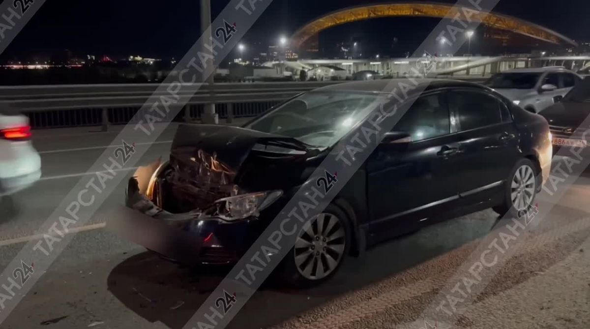 Honda лишилась передней части после удара о внедорожник в Казани