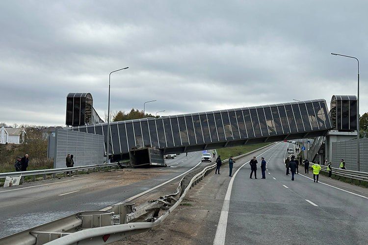 Сегодня между Кощаково и Царево в Пестречинском районе рухнул надземный пешеходный переход Сегодня между Кощаково и Царево в Пестречинском районе рухнул надземный пешеходный переход