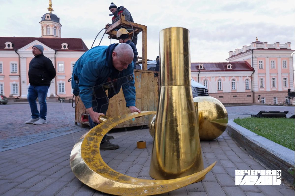 С башни Сююмбике сняли полумесяц для реставрации С башни Сююмбике сняли полумесяц для реставрации