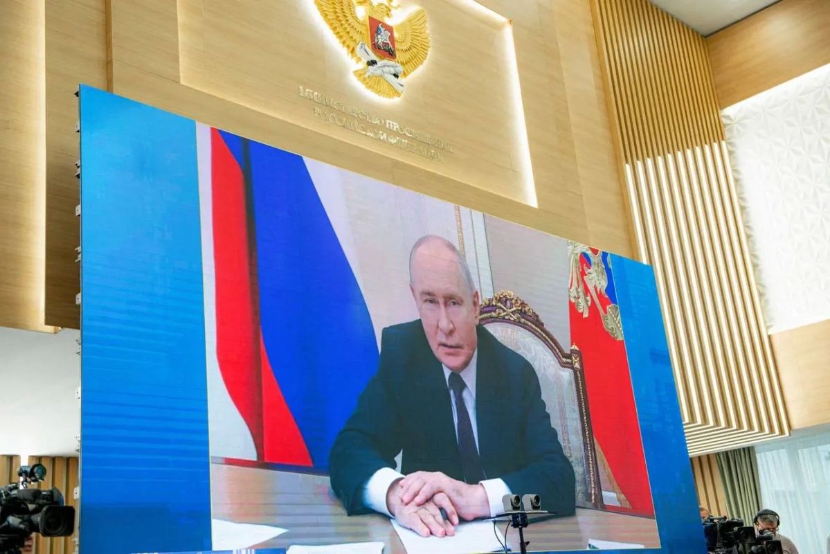 Президент России Владимир Путин встретился с лучшими педагогами страны, среди которых — воспитатель из Казани Елена Бербина Президент России Владимир Путин встретился с лучшими педагогами страны, среди которых — воспитатель из Казани Елена Бербина