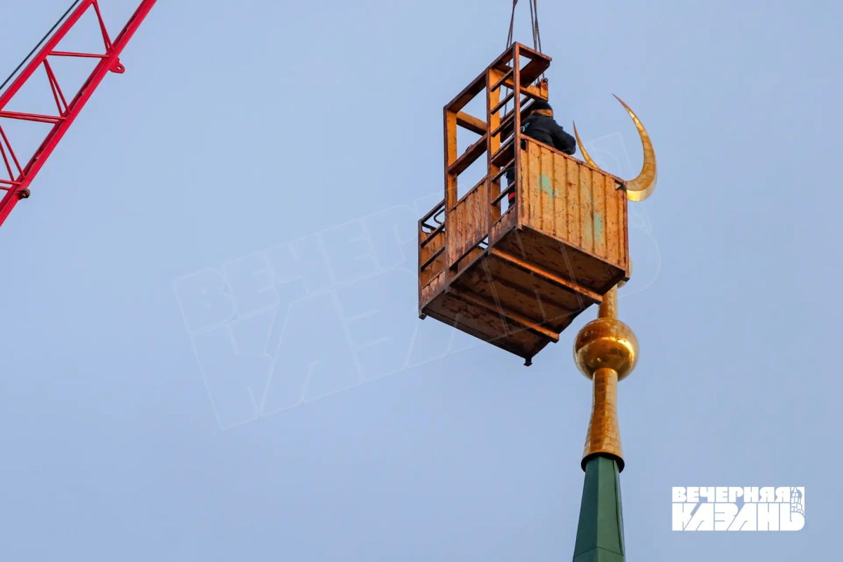 С башни Сююмбике сняли полумесяц для реставрации