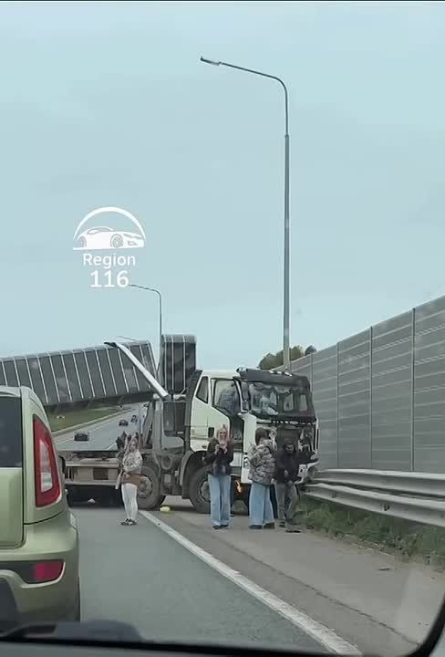 На дороге в сторону деревни Царево в Казани рухнул наземный переход