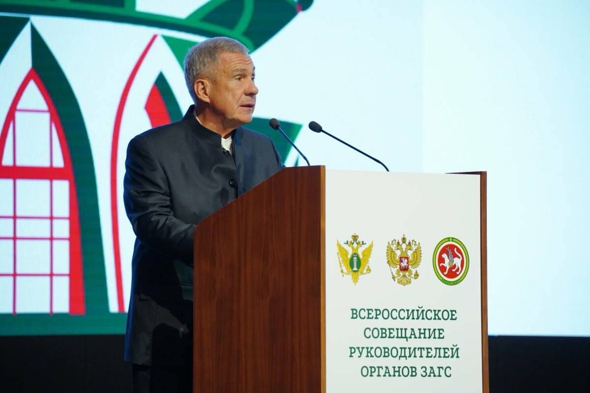 Рустам Минниханов: «ЗАГСы Татарстана фиксируют историю каждой семьи»