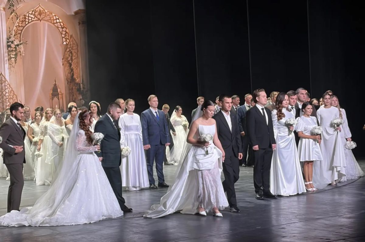 Сегодня в театре им. Г. Камала прошла торжественная регистрация брака 45 пар из Татарстана Сегодня в театре им. Г. Камала прошла торжественная регистрация брака 45 пар из Татарстана