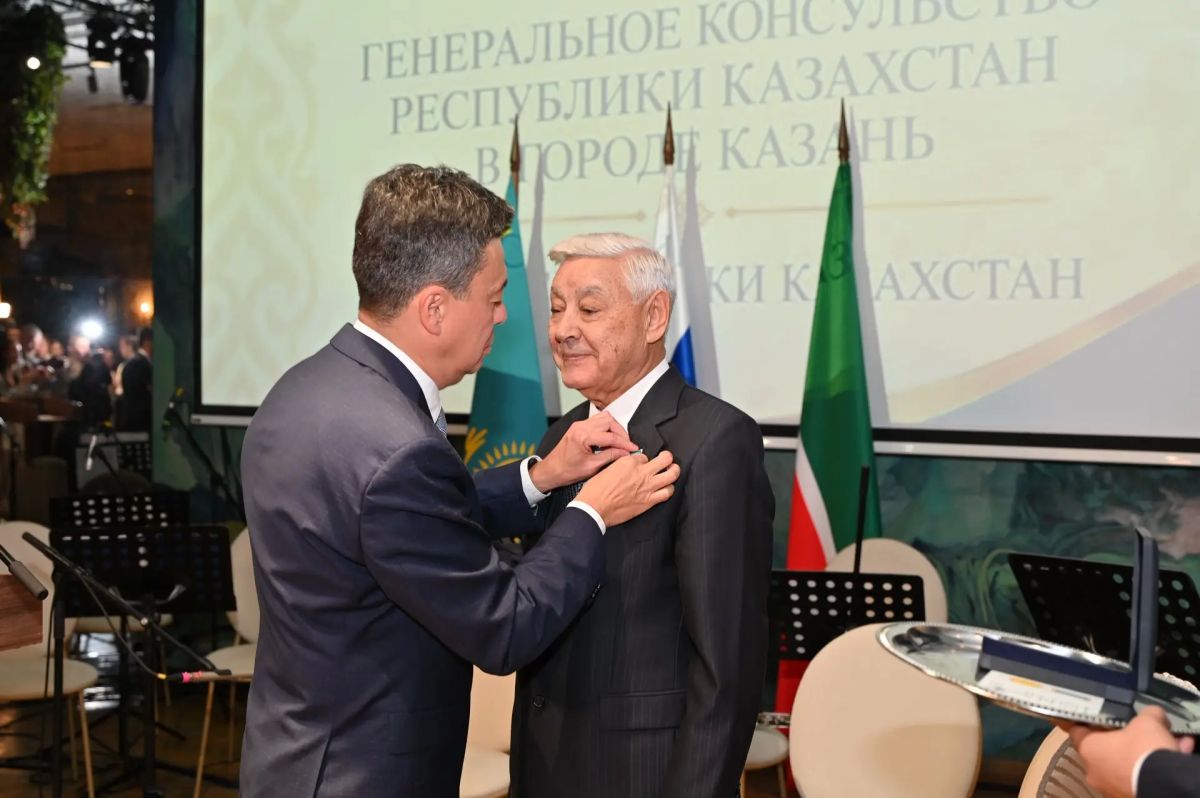 Указом Президента Республики Казахстан Касым-Жомарта Токаева Почетный Председатель Государственного Совета Татарстана Фарид Мухаметшин награжден юбилейной медалью в честь 30-летия Парламента Республики Казахстан