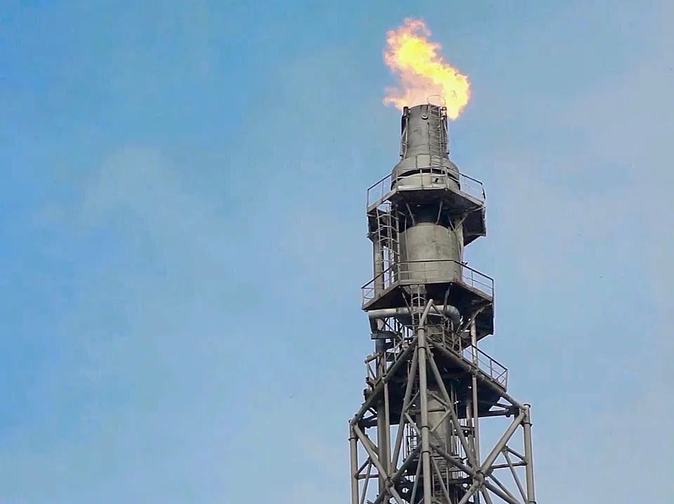 Жителей Нижнекамска предупредили о возможном усилении горения промышленных факелов