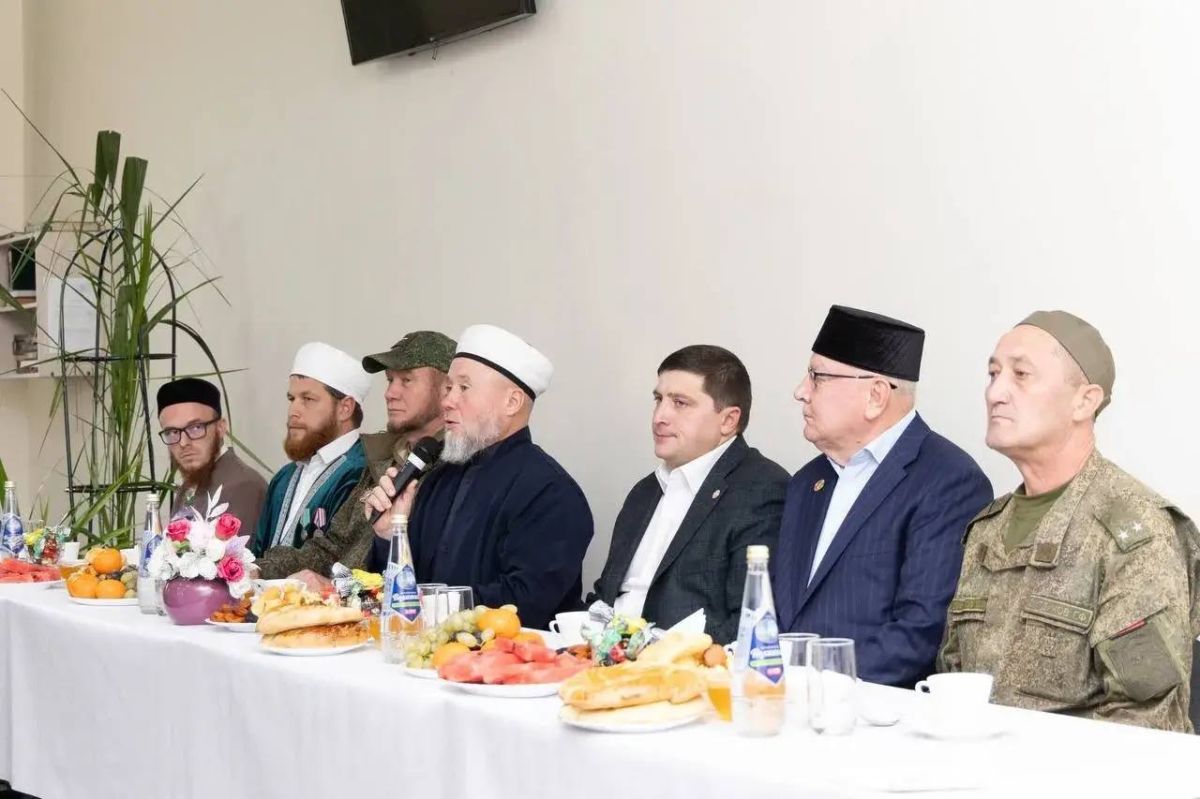 В Соборной мечети Нижнекамска прошла встреча главы НМР Радмира Беляева с семьями участников СВО