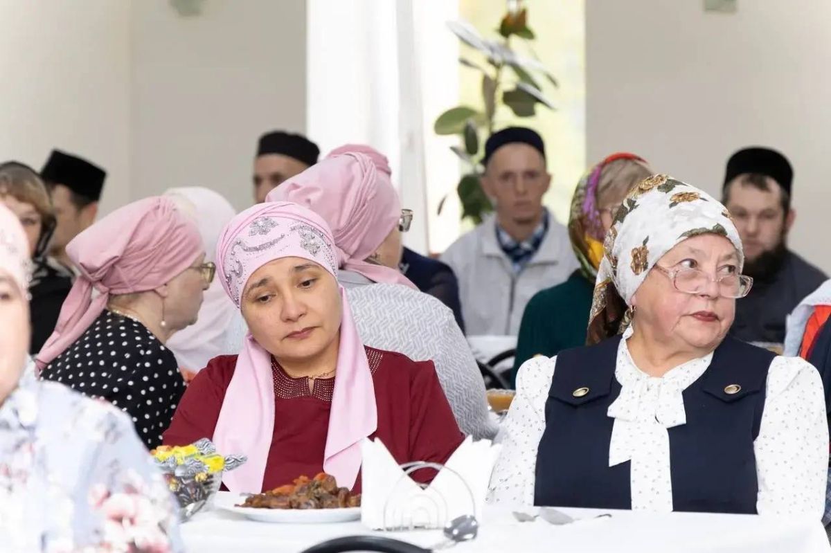 В Соборной мечети Нижнекамска прошла встреча главы НМР Радмира Беляева с семьями участников СВО В Соборной мечети Нижнекамска прошла встреча главы НМР Радмира Беляева с семьями участников СВО