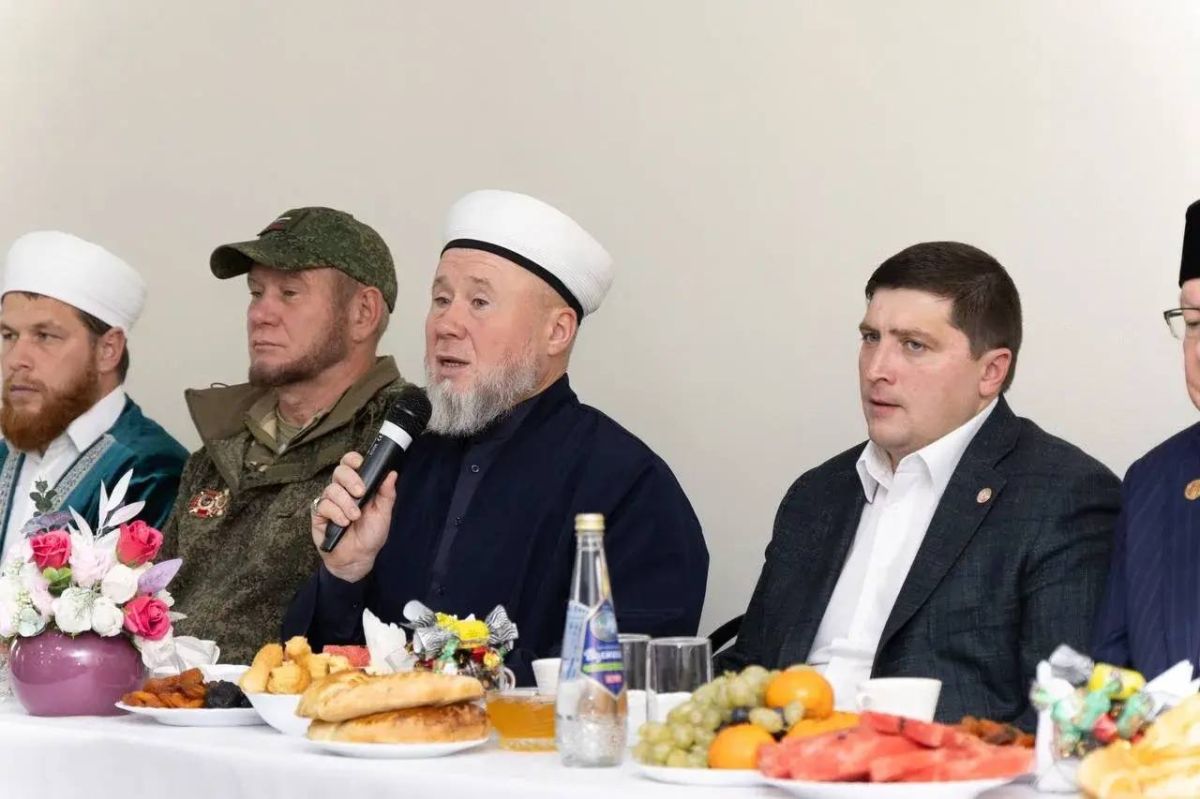 В Соборной мечети Нижнекамска прошла встреча главы НМР Радмира Беляева с семьями участников СВО В Соборной мечети Нижнекамска прошла встреча главы НМР Радмира Беляева с семьями участников СВО