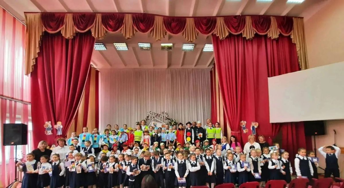 В школе №27 Нижнекамска прошёл тёплый праздник посвящения первоклассников в пешеходы В школе №27 Нижнекамска прошёл тёплый праздник посвящения первоклассников в пешеходы
