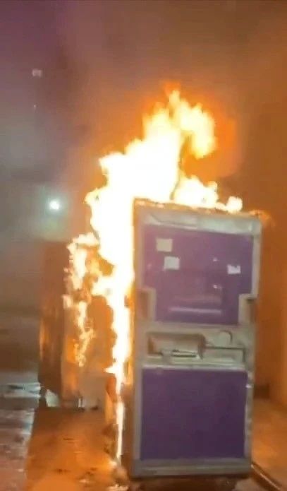 Пожар в Казани: от мусорных контейнеров — к магазину, дому и автомобилю