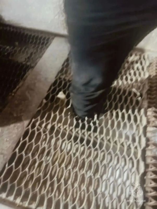 В Казани мужчина застрял ногой в сливном лотке на автомойке