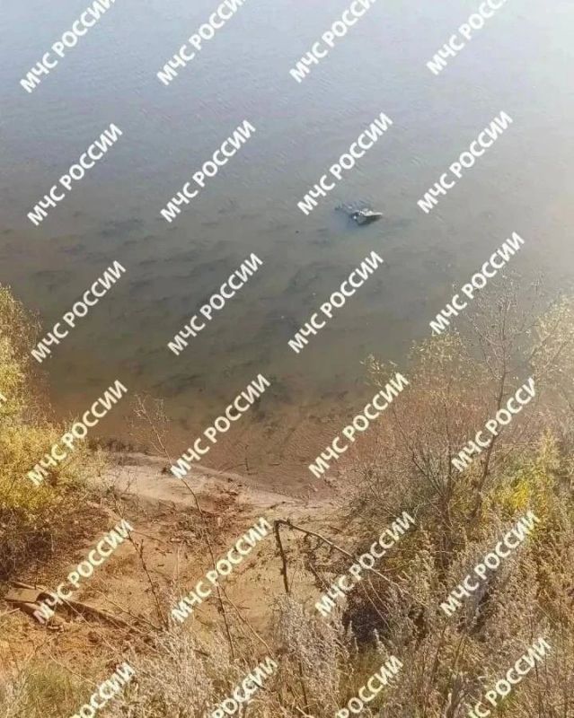 Два человека погибли: автомобиль сорвался с обрыва в реку в Лаишевском районе