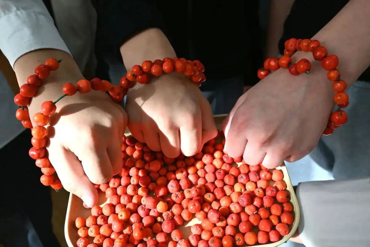 Нижнекамские школьники создали обереги из осенней рябины